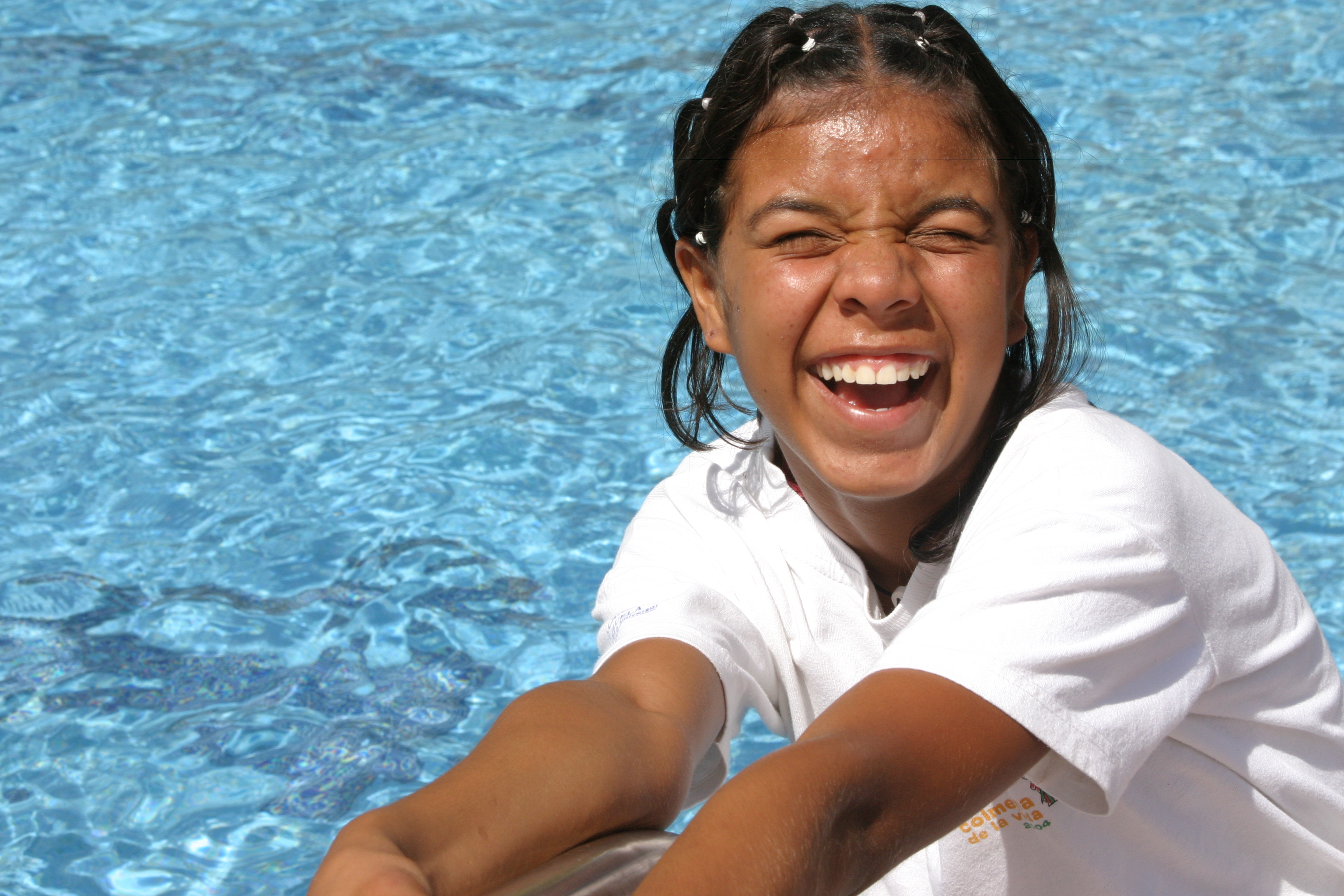 Children smiling together in a UNAMOS community program