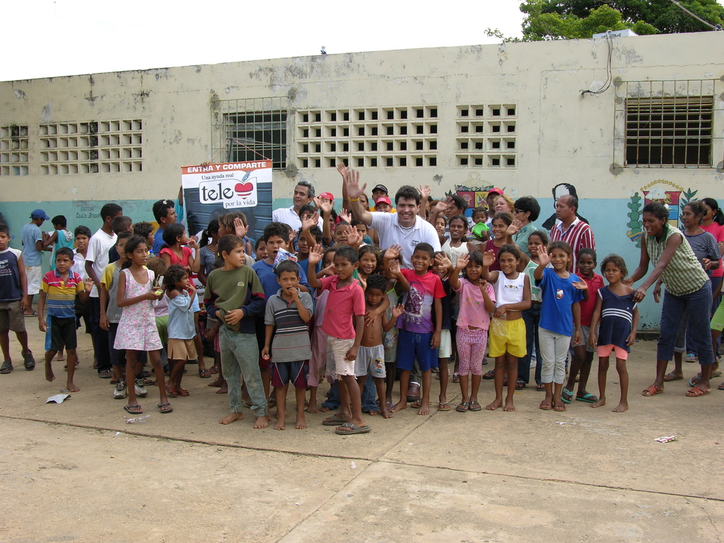 UNAMOS volunteers delivering supplies to a community